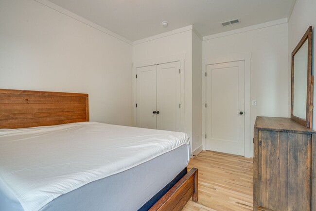 Building Photo - Partially Furnished Beauty