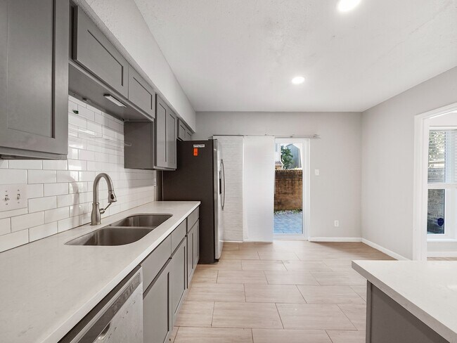 Building Photo - 2056 Augusta Dr