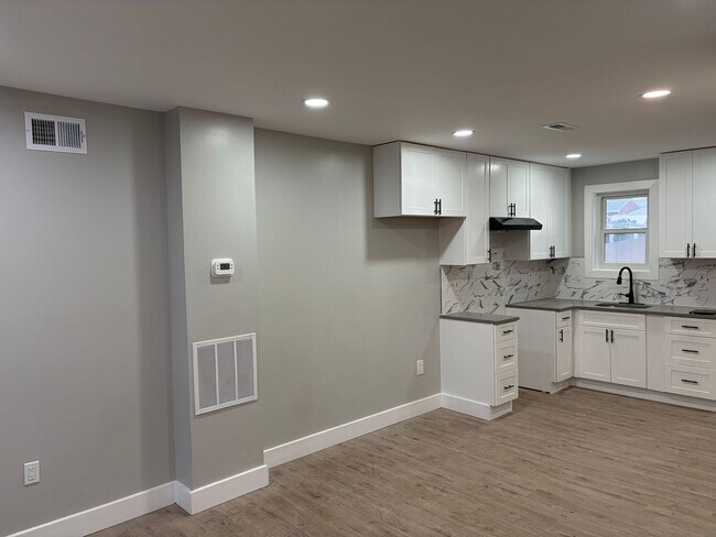 Building Photo - This Beautifully Fully Remolded 2 Bed 1 Full Bath Townhome in Stowe is Now Available