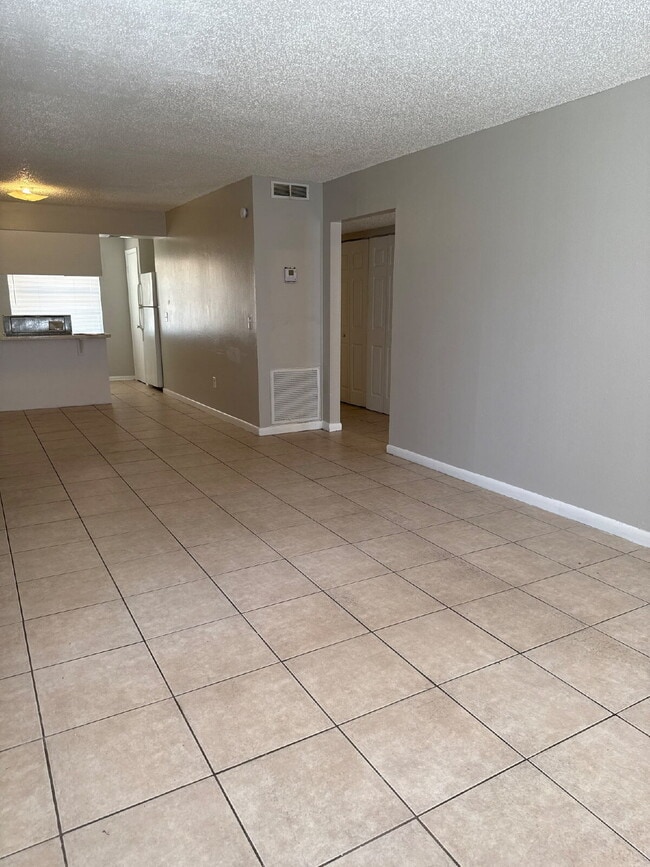 Building Photo - 2 bedroom  1 bath available for immediate occupancy.