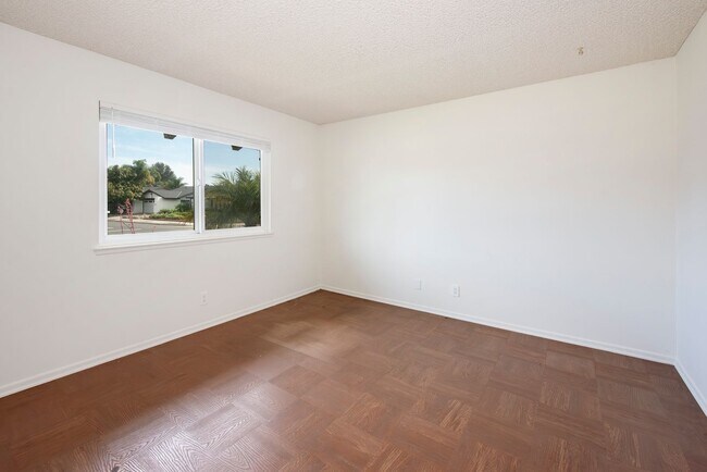 Building Photo - Spacious 4bd/2bth Home Available Now!