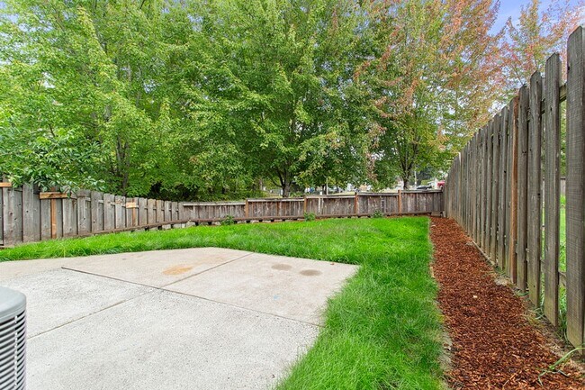 Building Photo - 4 bedrooms 2.5 bath, fenced backyard, AC, ...