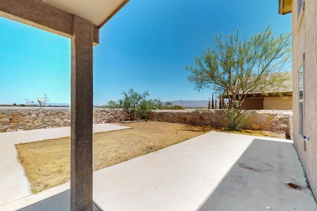 Building Photo - Two story 3 bedroom 2.5 bath in Santa Tere...