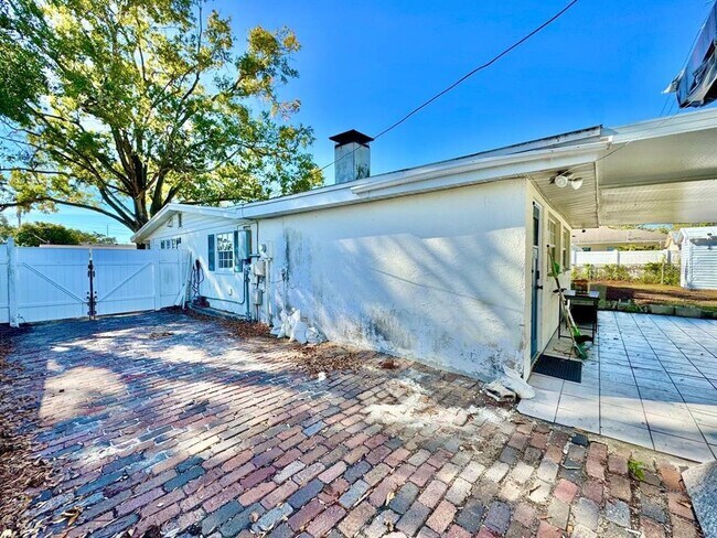 Building Photo - 2703 Westhigh Ave