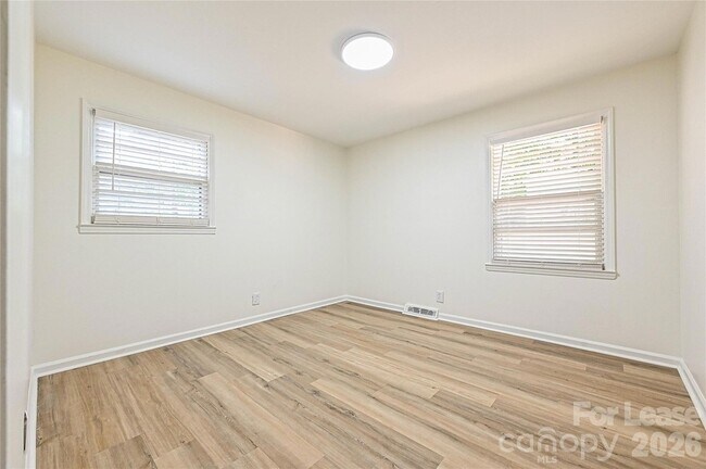 Building Photo - 5121 Farm Pond Ln