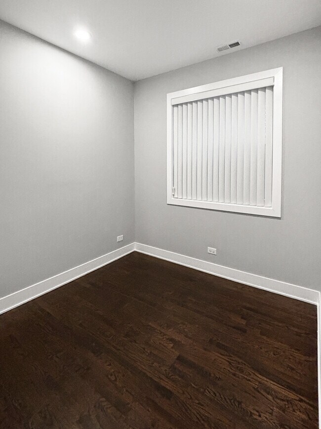 Building Photo - 1634 W Cermak Rd