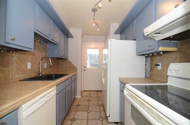 Building Photo - 6402 Del Monte Dr