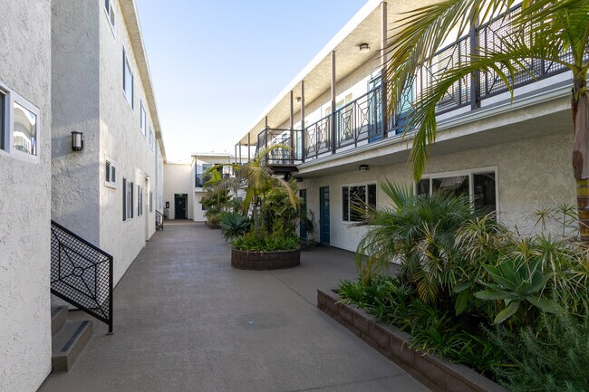 Building Photo - 2721 2nd St