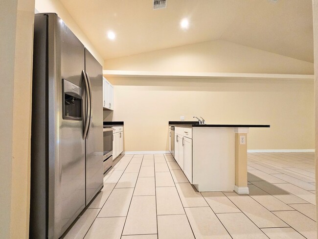 Building Photo - Charming 3BR/2BA