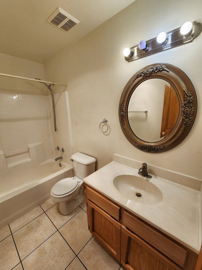 Building Photo - 2100 Hickory Dr