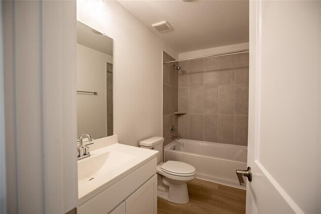 Building Photo - 8622 Sun Coral Dr