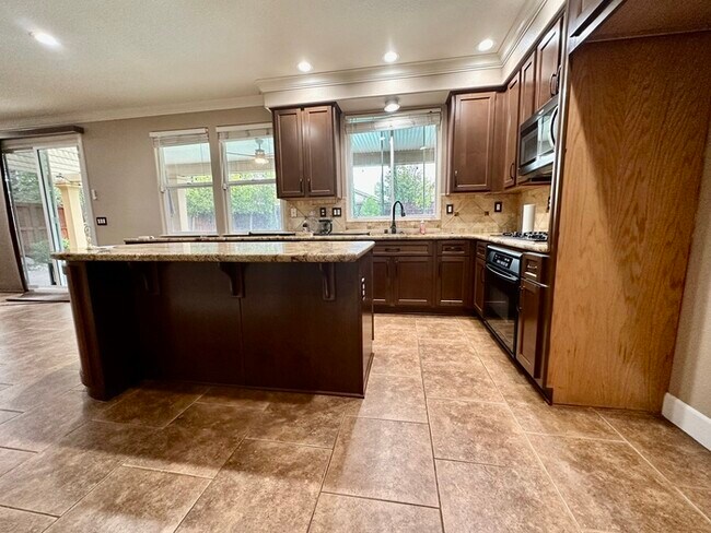 Building Photo - Must See This Beautiful 4 Bedroom 3 Bathro...