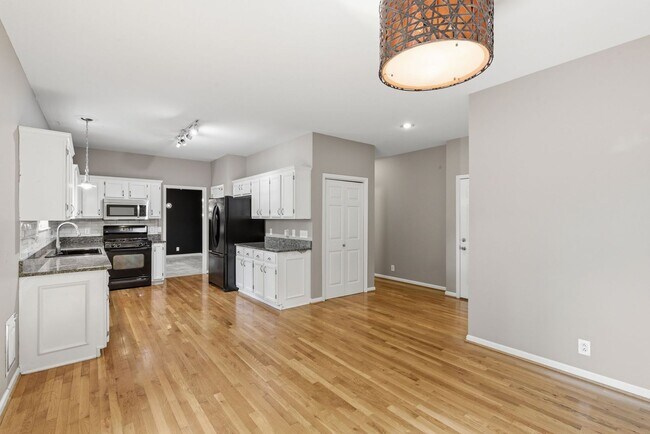 Building Photo - 913 Magnolia Ct W