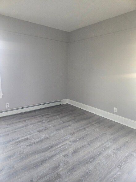 Building Photo - 565 E Elm St