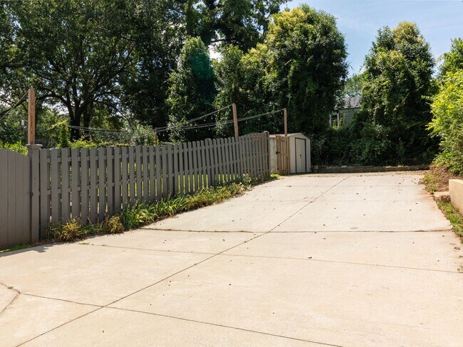 Building Photo - $400 Off first month rent.  Newly renovate...