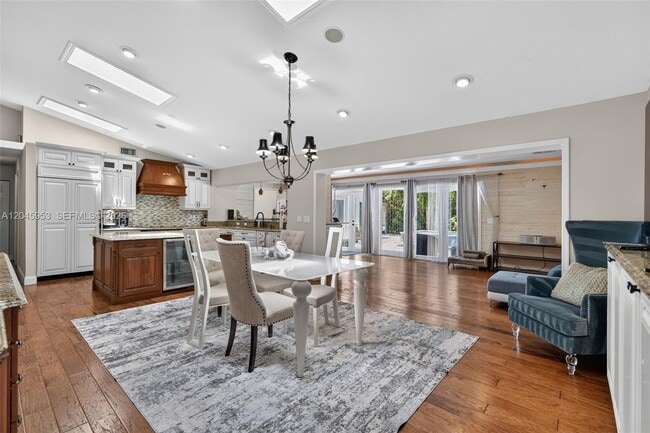Building Photo - 542 N Cypress Dr
