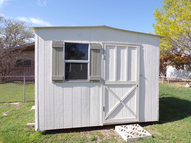Building Photo - 313 Highland Dr