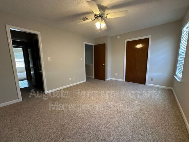 Building Photo - 2448 Riverlook Dr