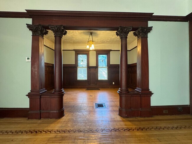 Building Photo - 2526 Polk St NE