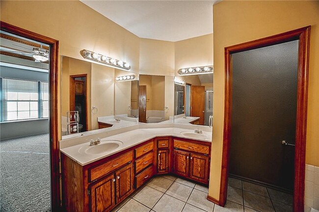 Building Photo - 604 NE 21st St