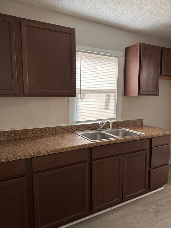 Building Photo - 702 N Buchanan St