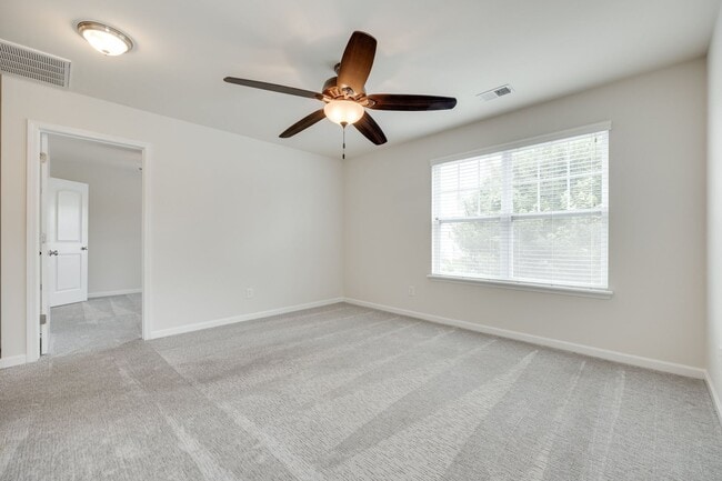 Building Photo - Beautifully maintained 3-bedroom, 3 bath e...