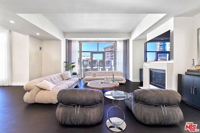 Building Photo - 10776 Wilshire Blvd