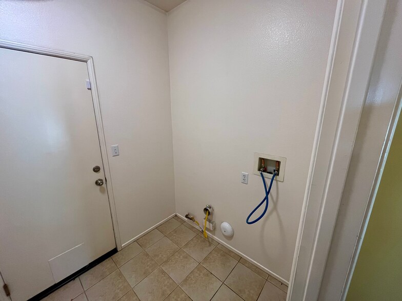 Building Photo - 1559 Park Meadows Dr