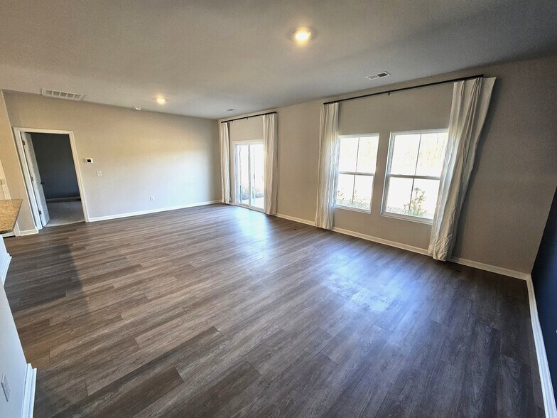 Building Photo - 108 Saddle St