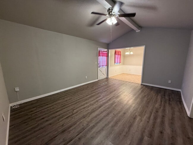 Building Photo - 4 Bedroom, Vinyl Flooring House, Large Yar...