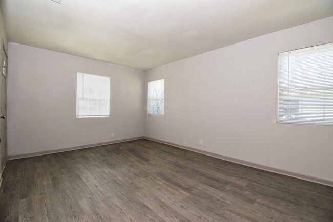 Building Photo - LORAINE.518-520