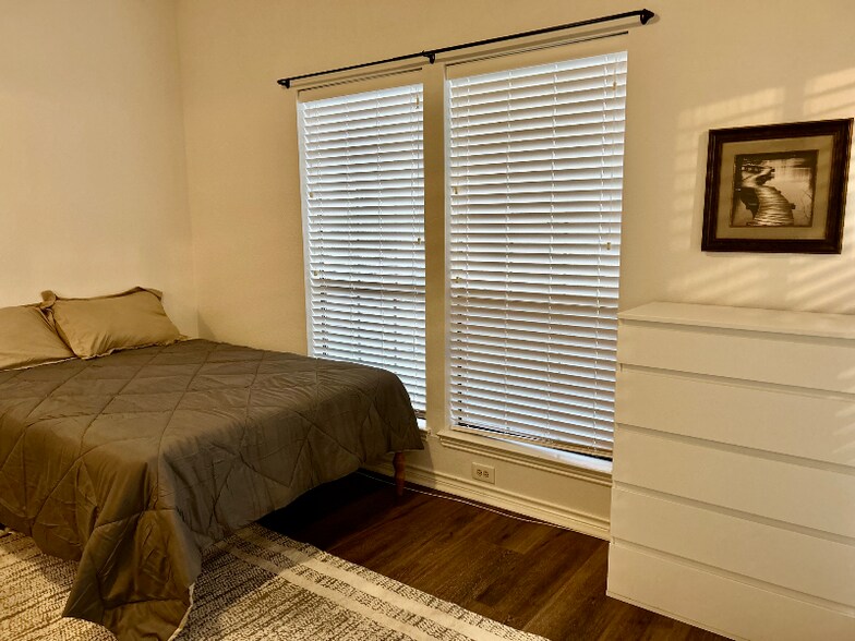 Building Photo - 3001 Cedar St