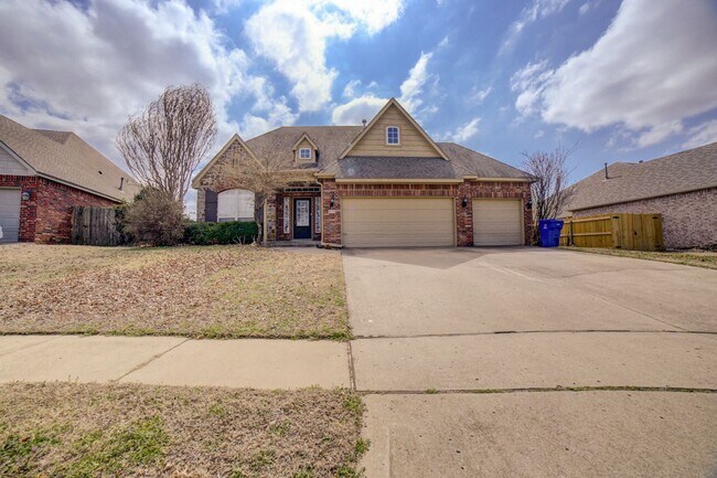 Building Photo - 5 Bed | 2.5 Baths | Broken Arrow