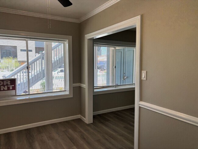 Building Photo - 10822 Hartsook St