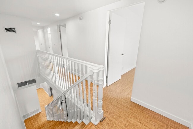 Building Photo - Gorgeous 3+3 Private Single Family Townhou...