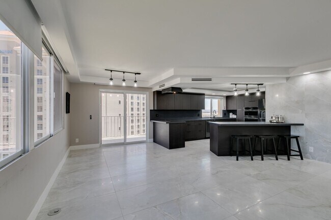 Building Photo - 205 E Harmon Ave