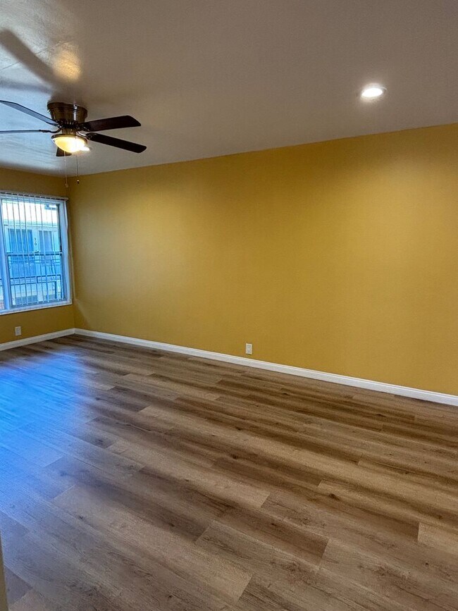 Building Photo - Spacious 1 bedroom available now in Long B...