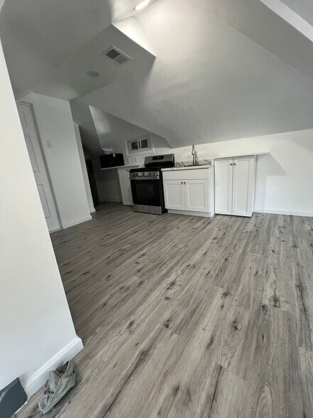 Building Photo - 1341 E 2nd St