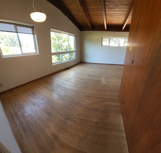 Building Photo - Large 5 Bedroom Home close to Poly Campus!!