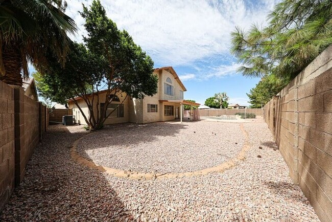 Building Photo - 5BD 3BA with Pool in West Chandler!