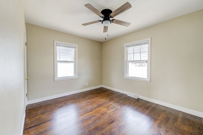 Building Photo - Cute 2 bedroom single family house in Bel-nor with attached garage.