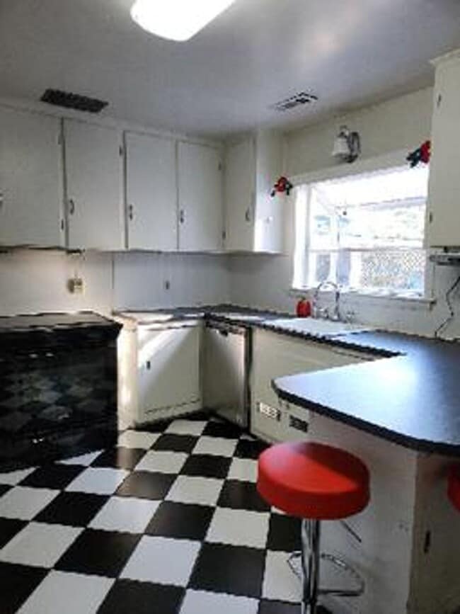 Building Photo - Spacious 3 Bedroom, 2 Bath Home on Private...