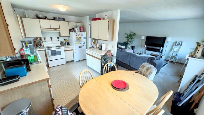 Building Photo - 3 Bed 1 Bath Apartment - Available Septemb...