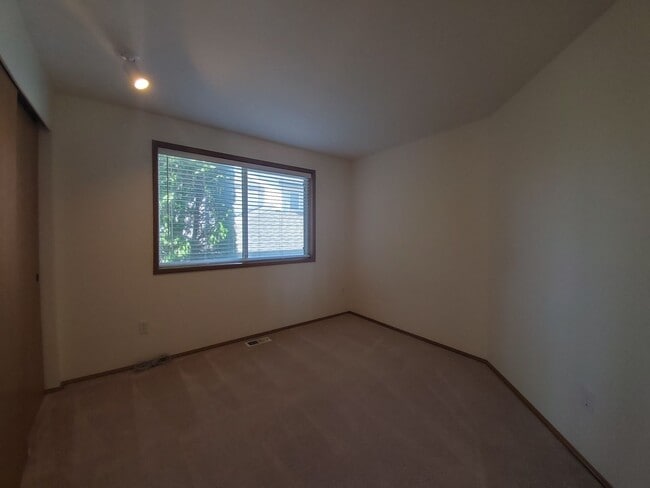 Building Photo - 4-Bedroom, 2.5-Bath located in Horn Rapids...