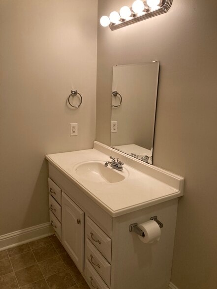 Full bathroom - 138 Briarwood Ct
