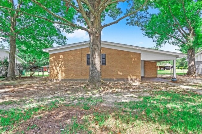 Building Photo - 122 Clarence Dr