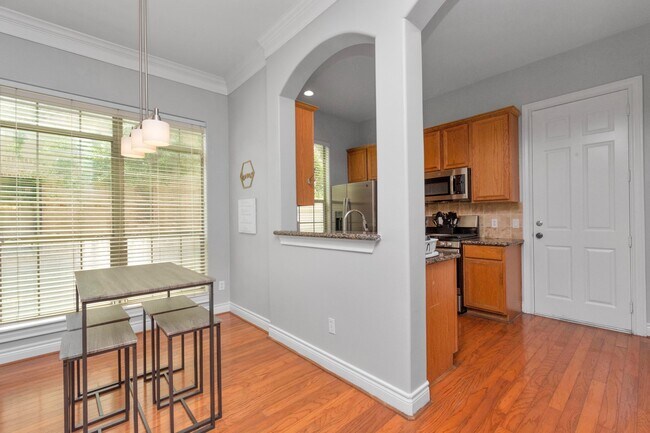 Building Photo - 9038 Lakes Dr