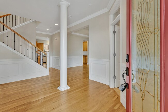 Building Photo - Must see in beautiful Redmond neighborhood