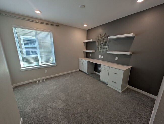 Building Photo - LIKE-NEW 4 bedroom home in Lacey!