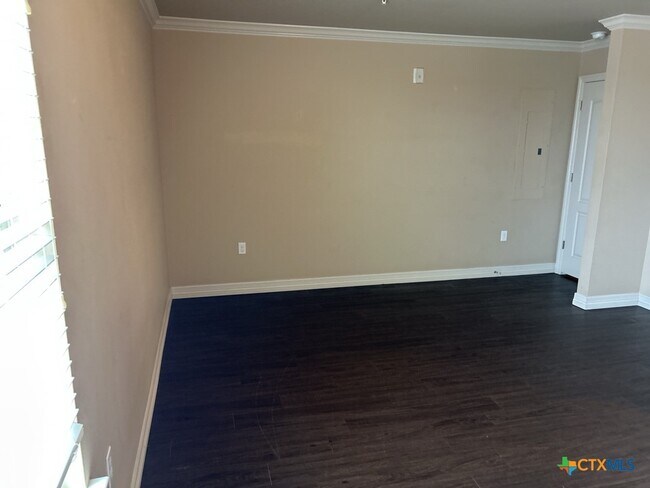 Building Photo - 2710 S Clear Creek Rd